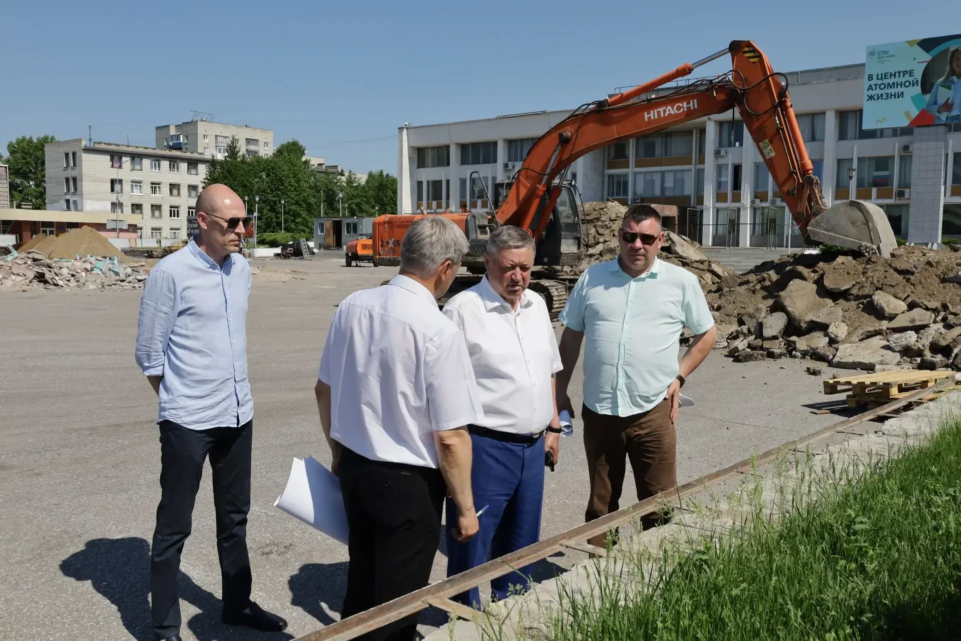 🗒️ Сегодня провёл выездное совещание на Театральной площади, где благоустройство уже в...