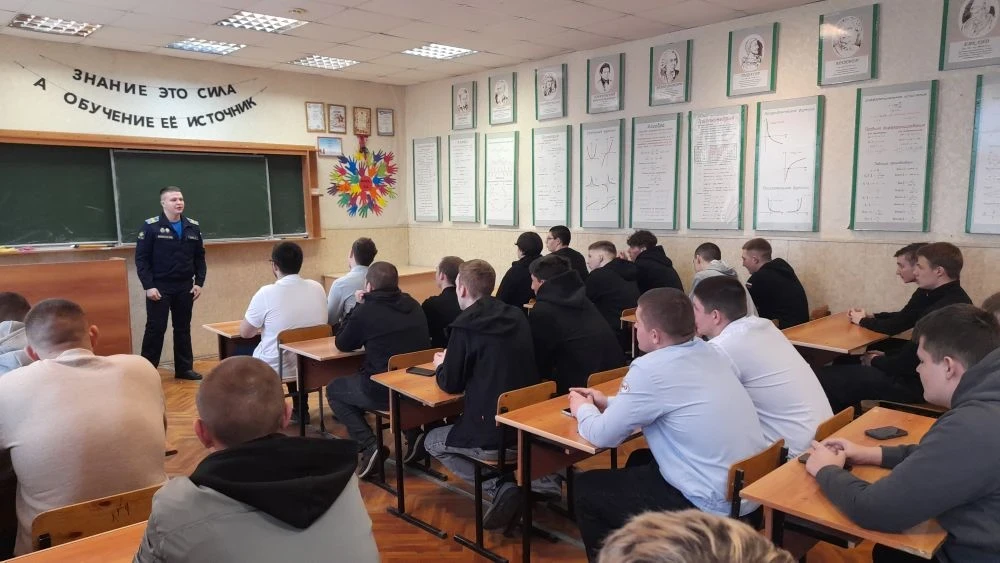 Урок Мужества для студентов старших курсов провели курсанты Военно-воздушной академии имени профессо
