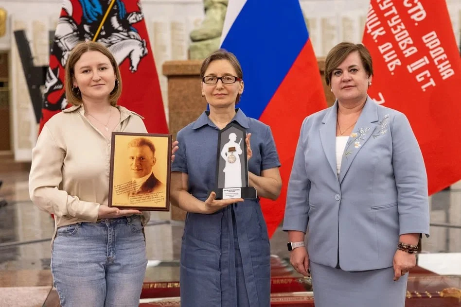 «Часть потерянной истории вернулась обратно в семью» 🏅  В Музее Победы внучке и правнучке старшины С