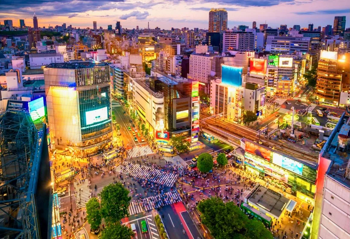 Перекресток Сибуя в Токио, Япония 🇯🇵  🔹 Перекресток Сибуя - одно из самых узнаваемых мест Токио. Он 