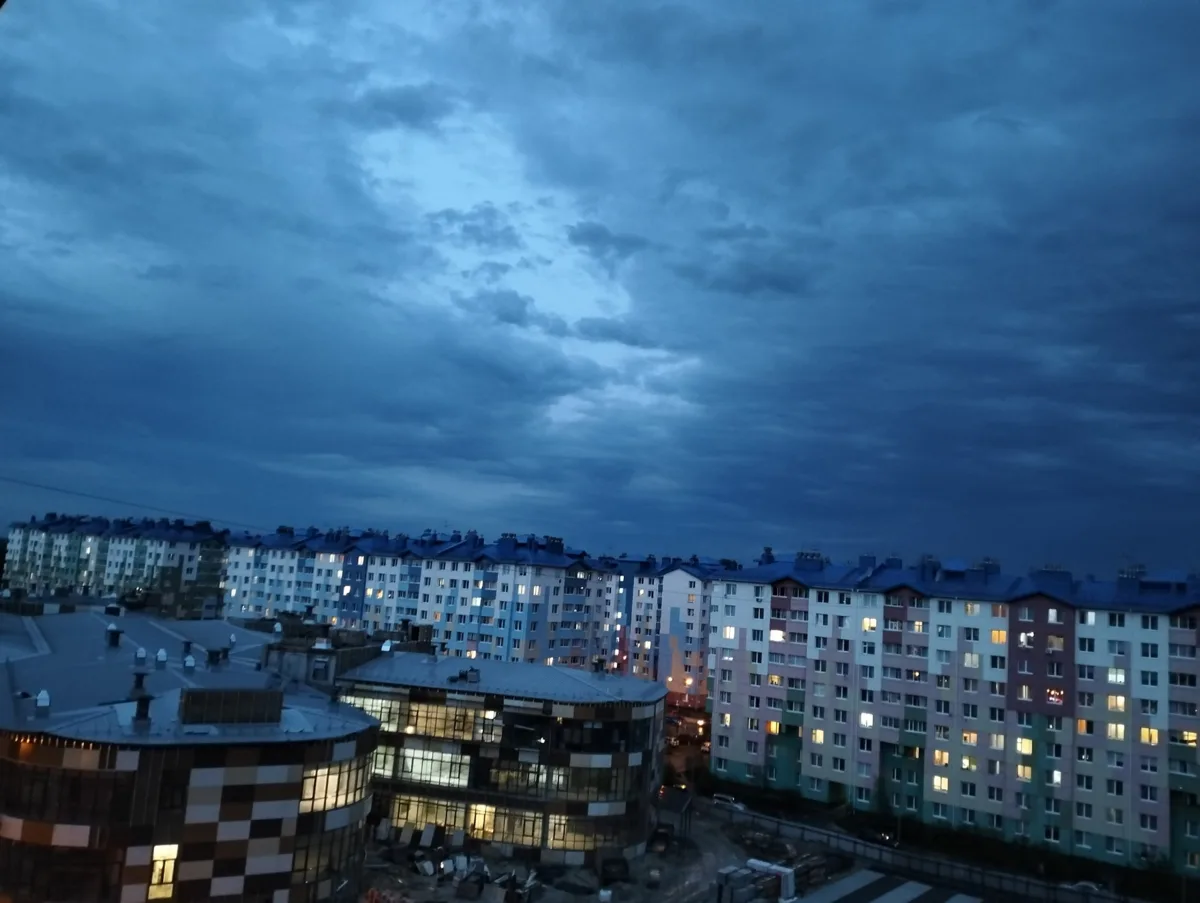 🌃 Вечернее небо с каждым днем все отчетливее шепчет об осени…