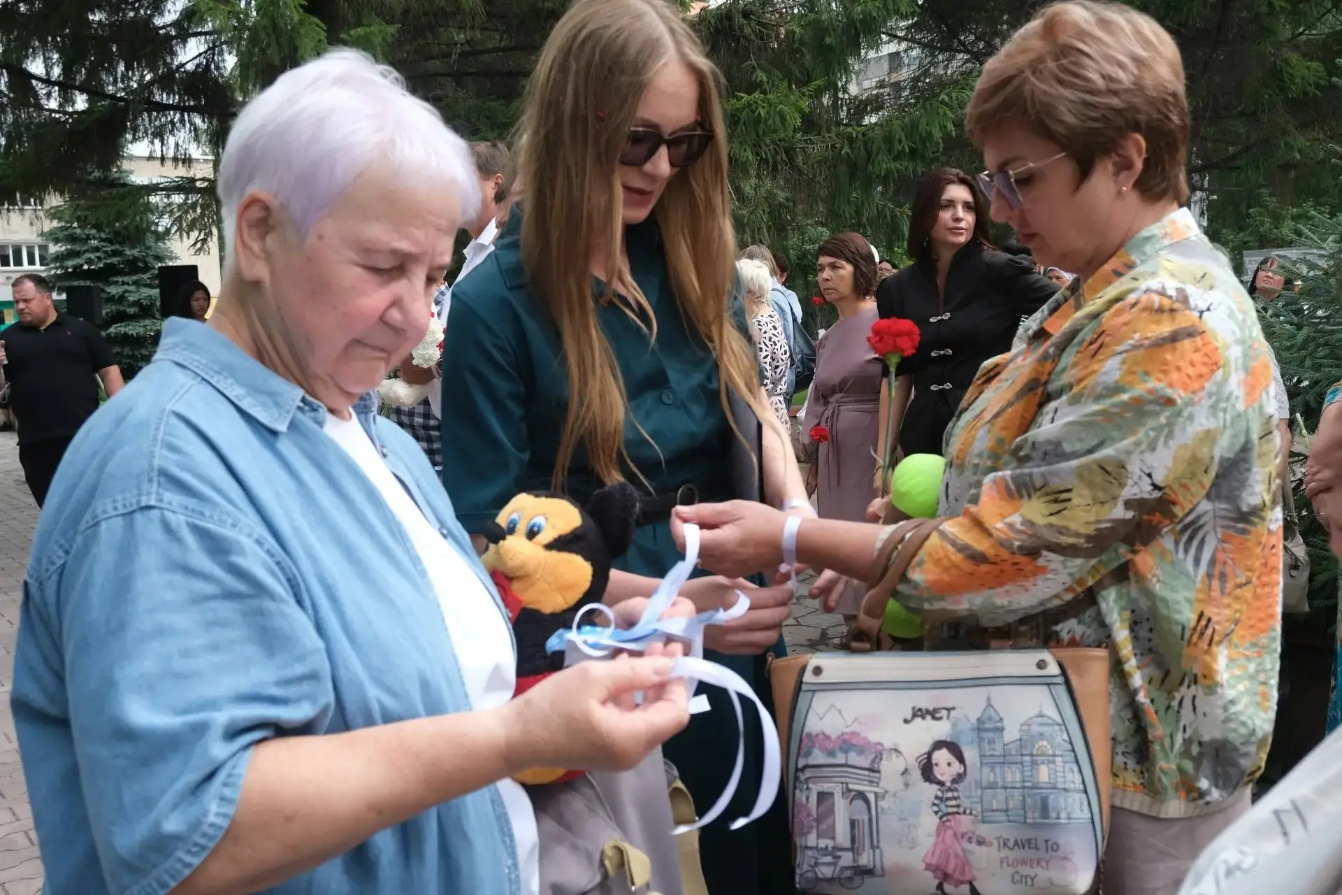 МЫ НЕ МОЖЕМ ВЕРНУТЬ ИХ, НО МОЖЕМ СОХРАНИТЬ ИХ В НАШЕЙ ПАМЯТИ.
27 июля в Оби прошёл митинг-реквием в 