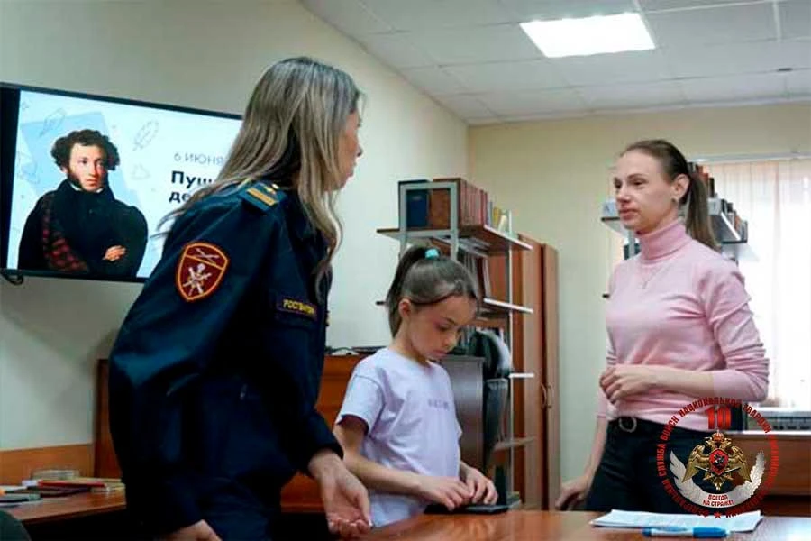 День русского языка вместе с детьми отметили росгвардейцы на Сахалине