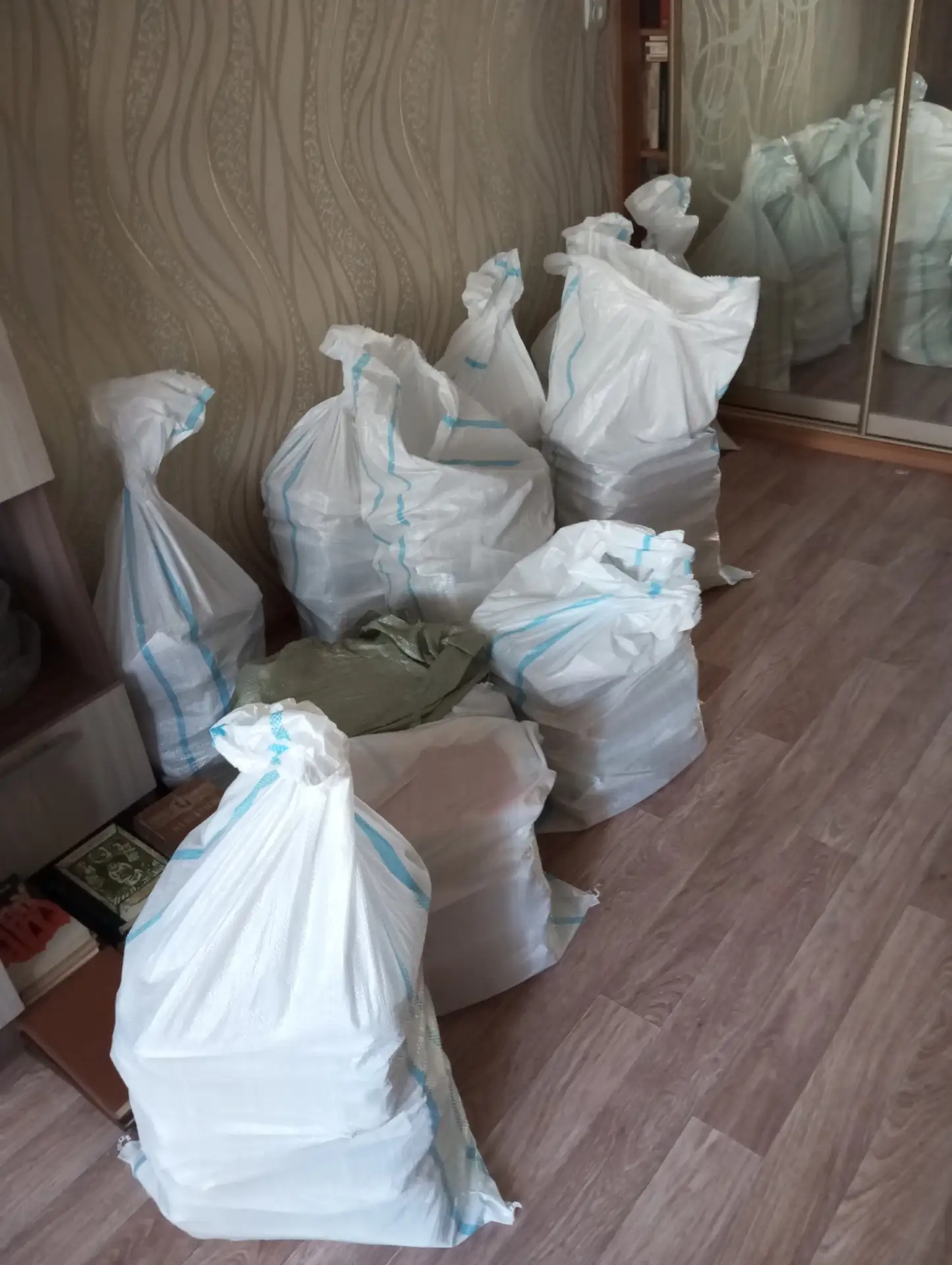 Отдам на  макулатуру офисную бумагу А 4, б/у . Примерно 140 кг, упакована в мешки . 11 ...