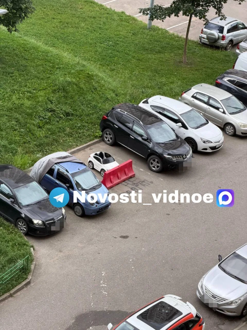 В Видном владелец большого внедорожника занимает место во дворе с помощью детского внед...