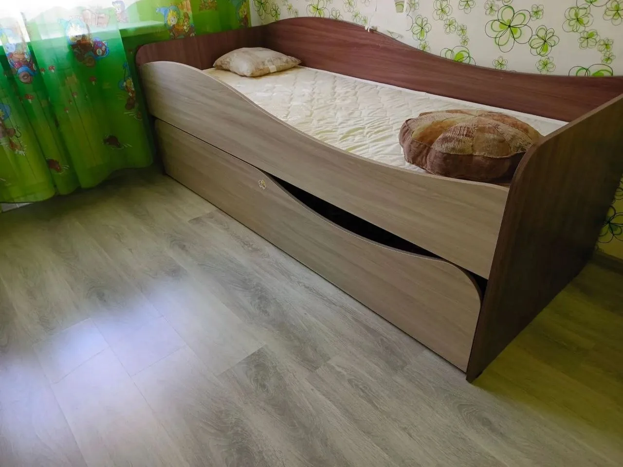 Продам детскую, в отличном состоянии, полка, шкаф, кровать 2 яруса. По всем вопросам об...