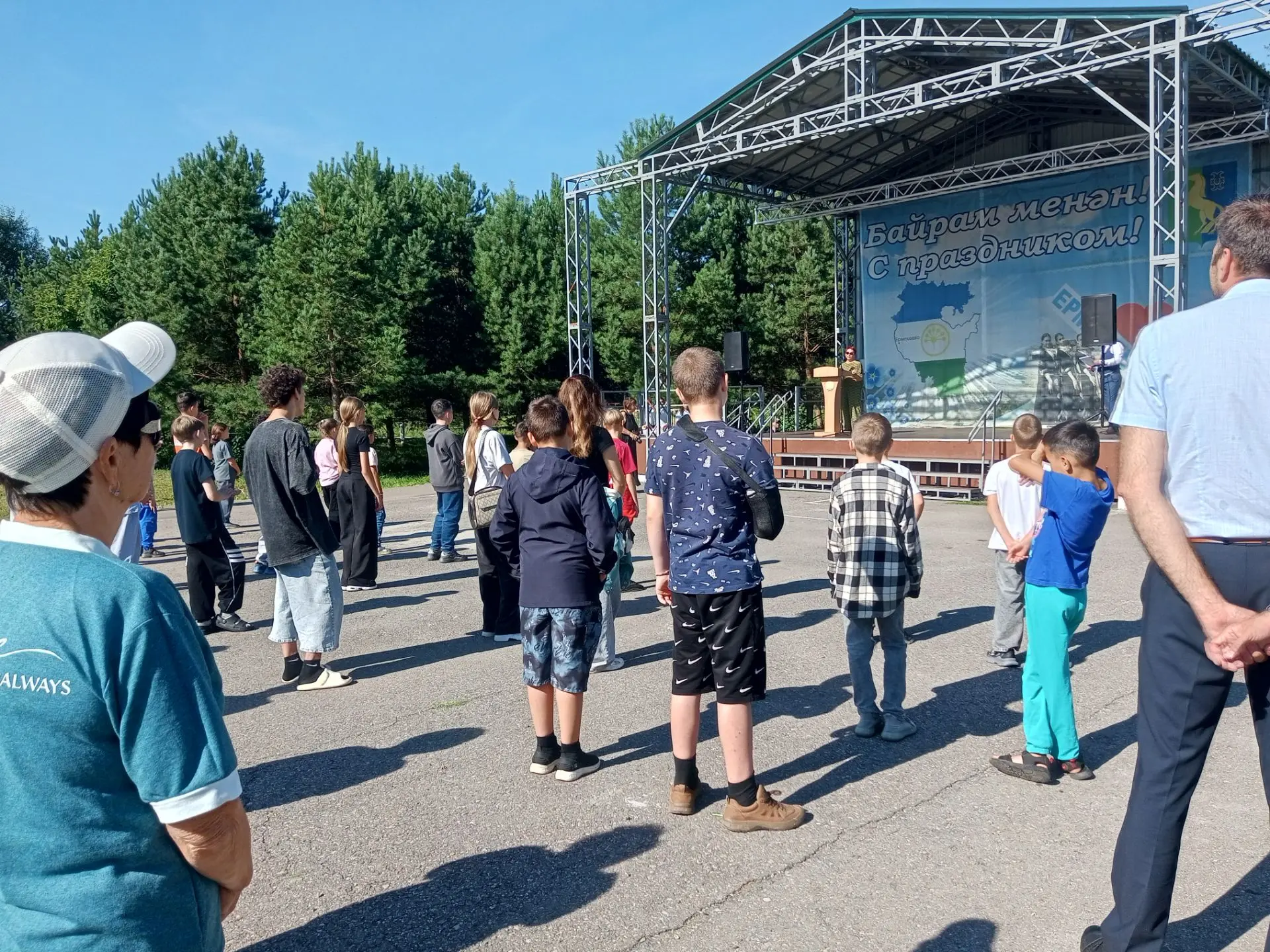 В с.Ермекеево на площади парка "Дружба" детей пригласили на марафон "Здоровья". Дети пр...