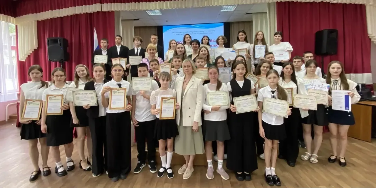 🎓 Торжественная линейка: подводим итоги 2025–2026 учебного года! 🎓  Сегодня в нашей школе прошли тор