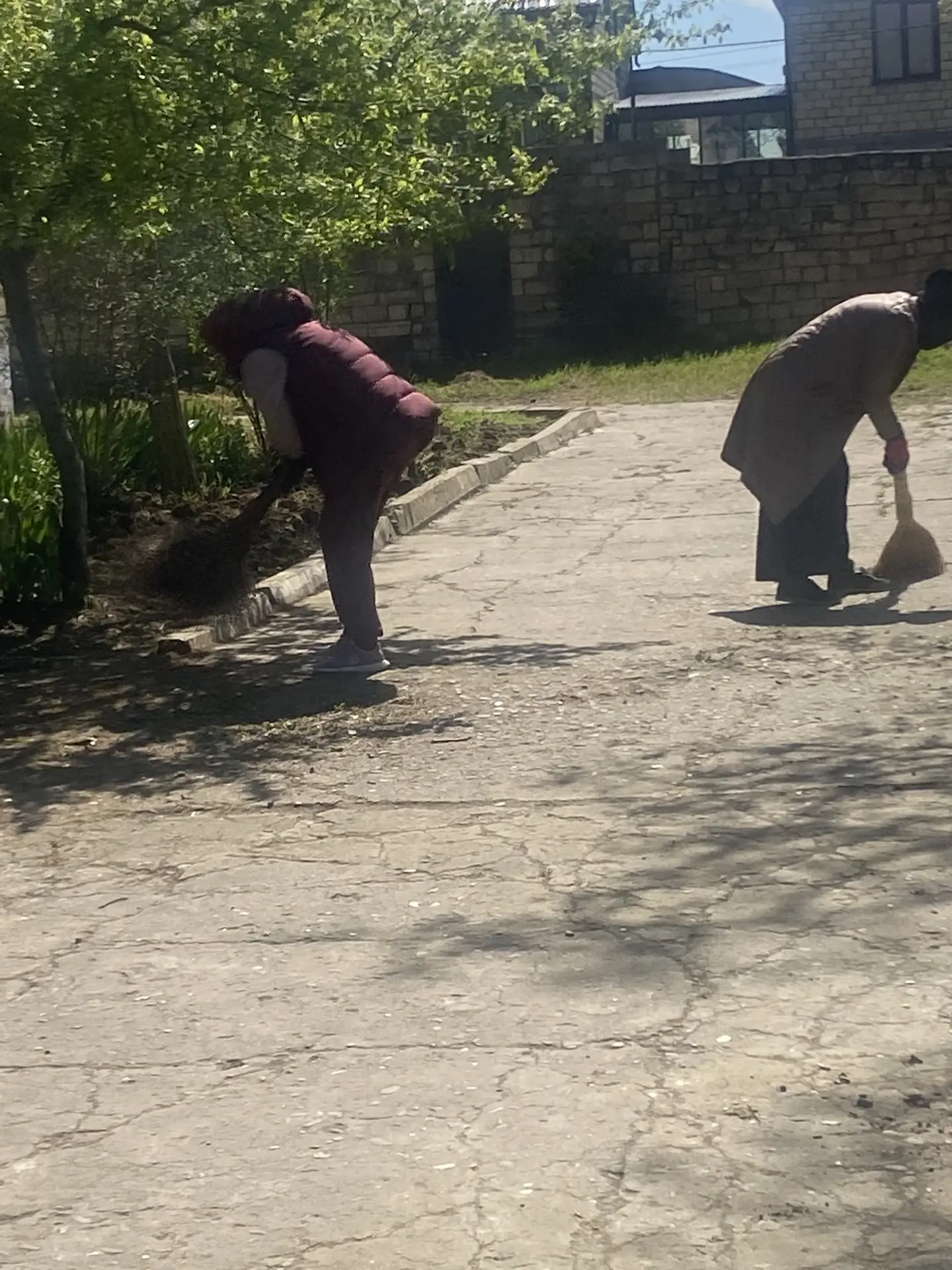 В рамках проведения общегородского субботника обучающиеся и педагоги нашей школы приняли активное уч