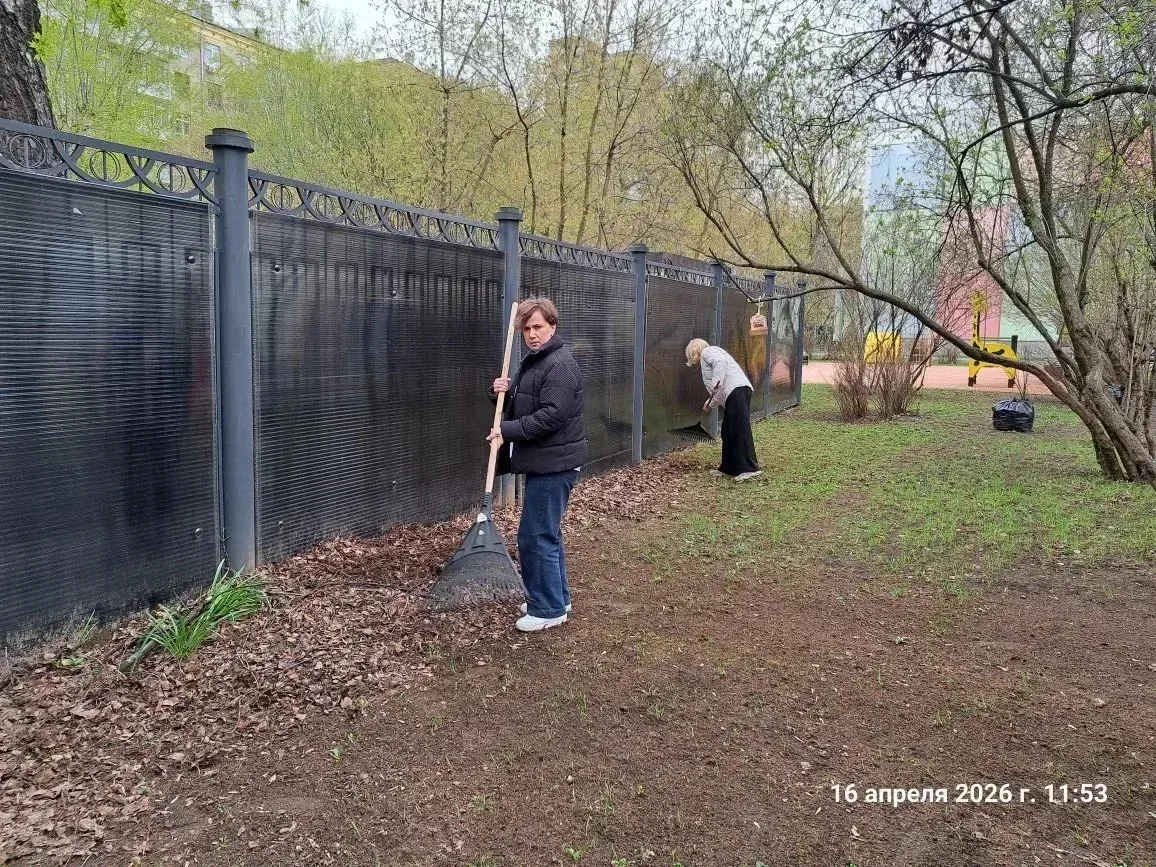 Городской субботник  Как только выглянуло солнце, на свой участок вышли дошколята и их воспитатели. 