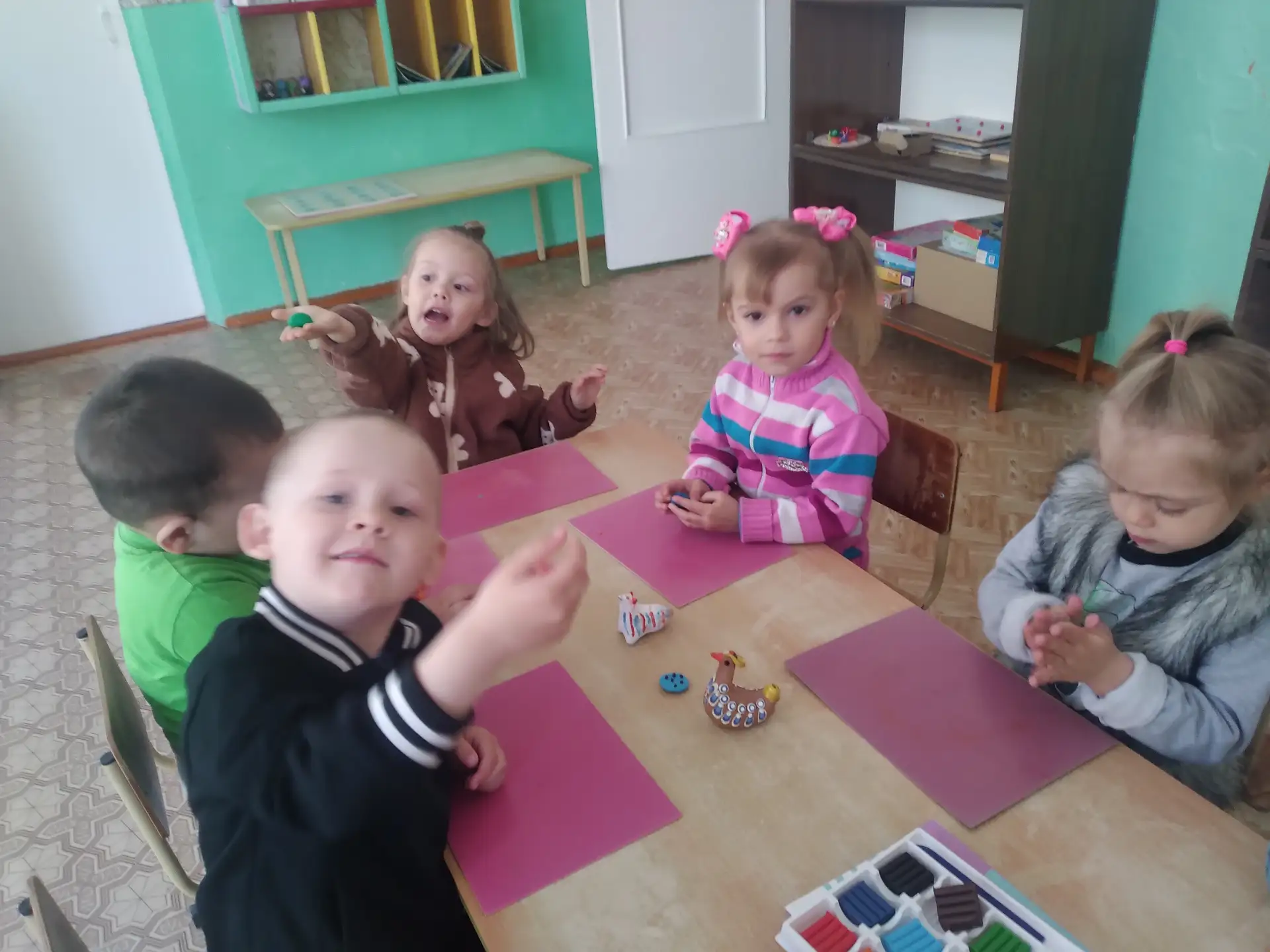 «Мы накормим наших  птичек» младшая группа
Лепка для детей не только весёлое и увлекательное, но и п