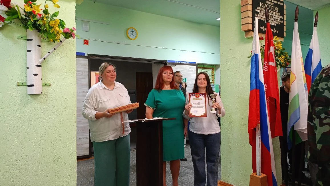 🗓 Еженедельная торжественная линейка прошла в Омутнинском политехническом техникуме.