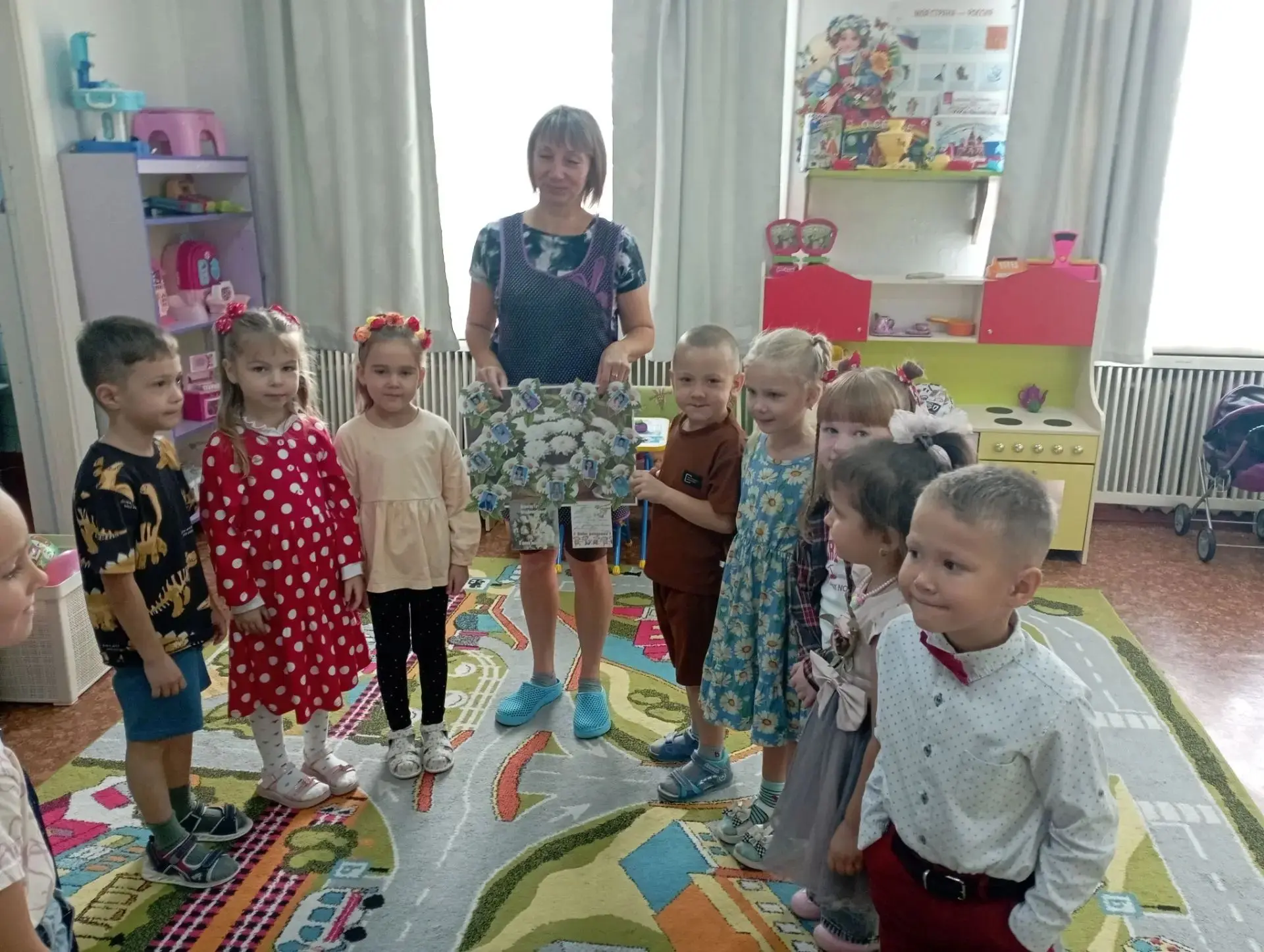 Сегодня воспитатели, коллеги, дети и родители старшей группы "Лучики" спешат  поздравит...