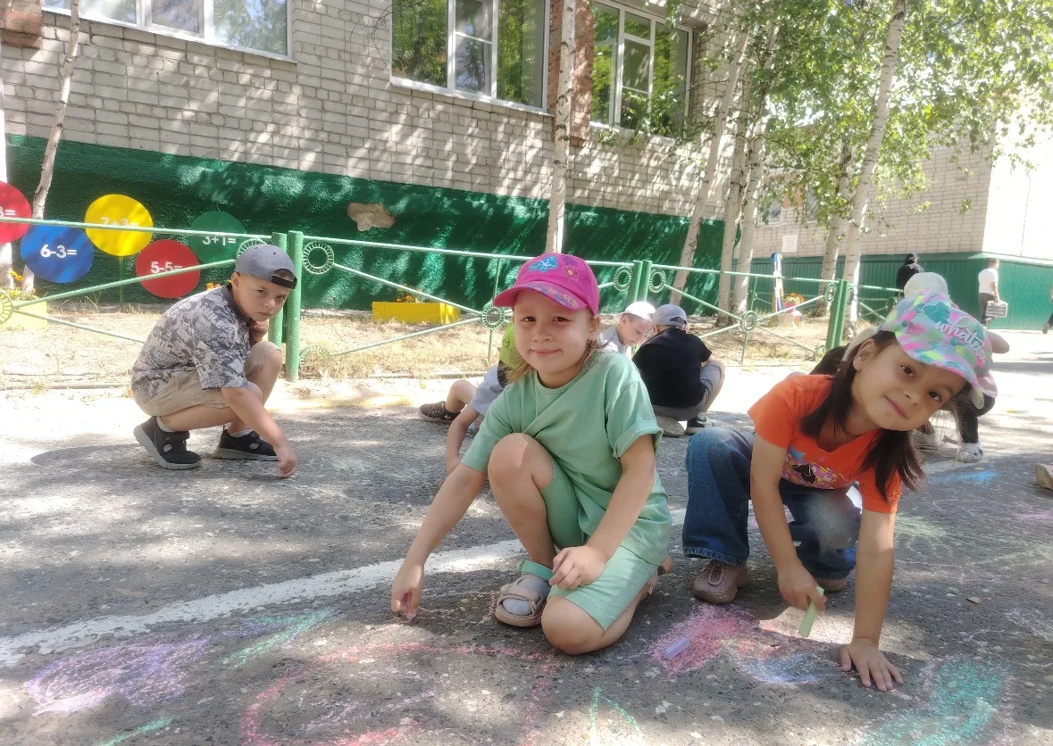 Кто сказал, что мелки нужны только для школы? 🖍️
Наши ребята из группы №7 превратили серый асфальт 