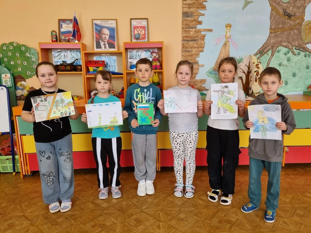 Воспитанники старших и подготовительной групп участвуют в акции "Письмо солдату!"