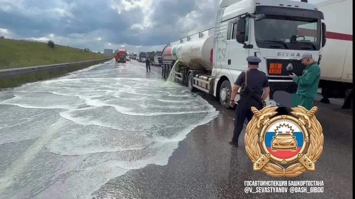 В Уфимском районе после ДТП двух фур произошёл разлив нефтепродуктов
