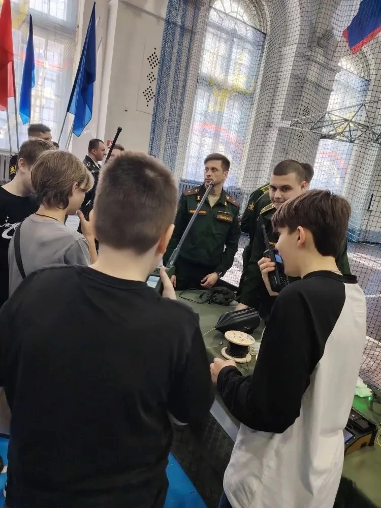 Сегодня группа обучающихся нашей школы (5Б, 5А и 9Б классы) посетили день открытых дверей в Военно-к