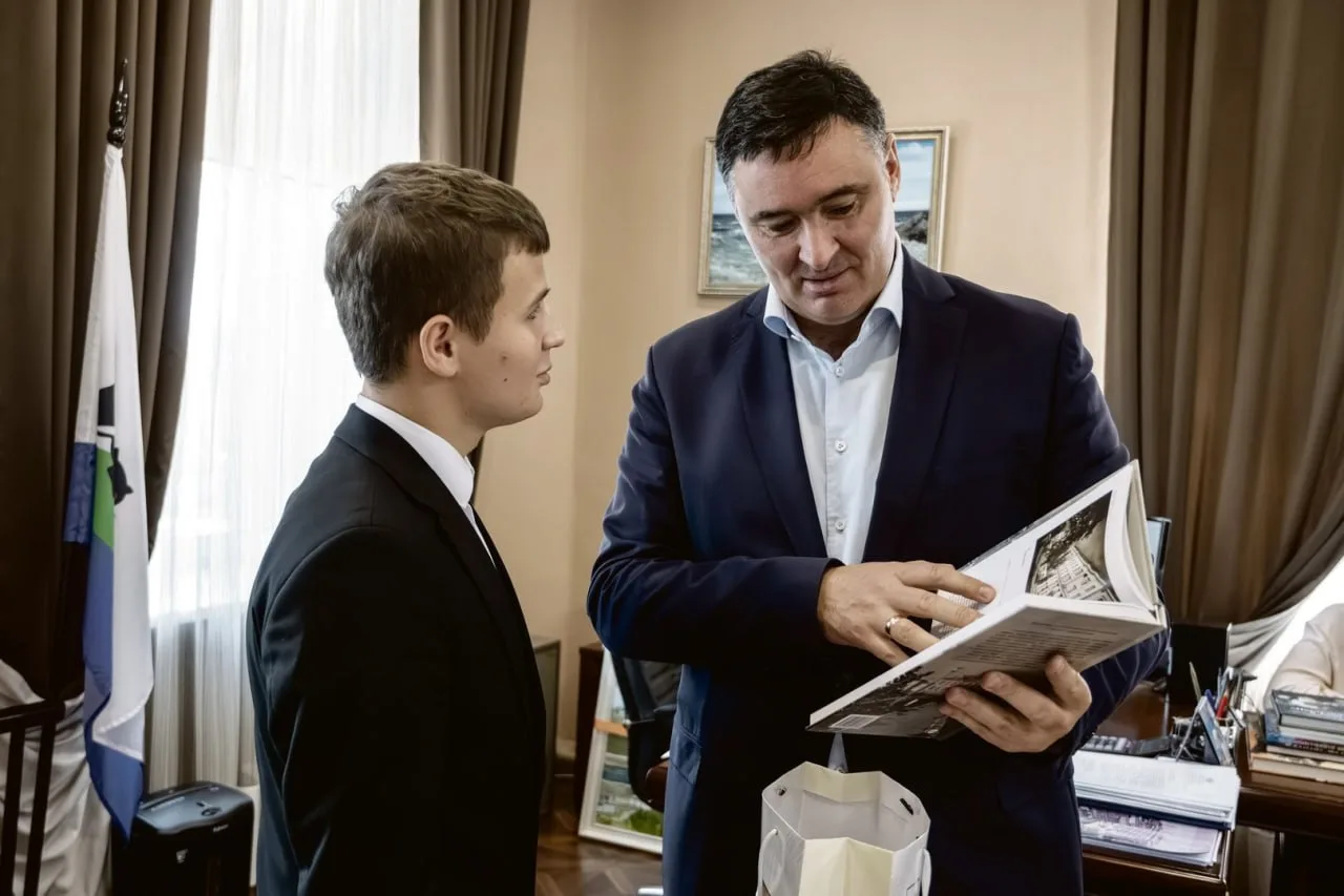 Мэр и школьник: Как одиннадцатиклассник меняет судьбы трудных подростков! 🌟