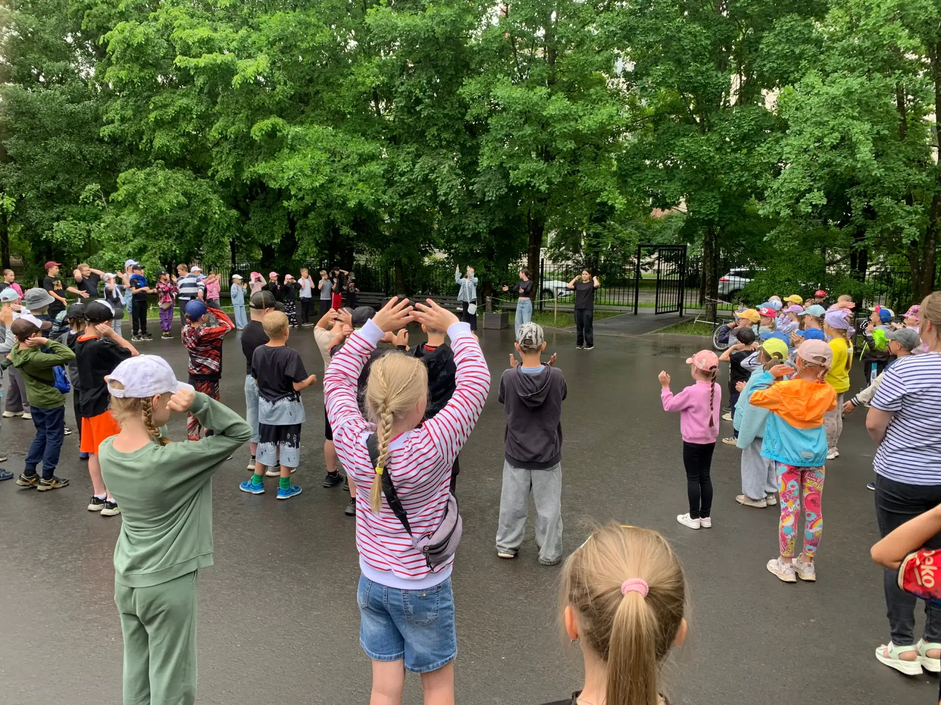 ✨☀️Наше бодрое утро в летнем школьном лагере
На зарядку становись!
Будь скорее! На ленись!
Музыка зв