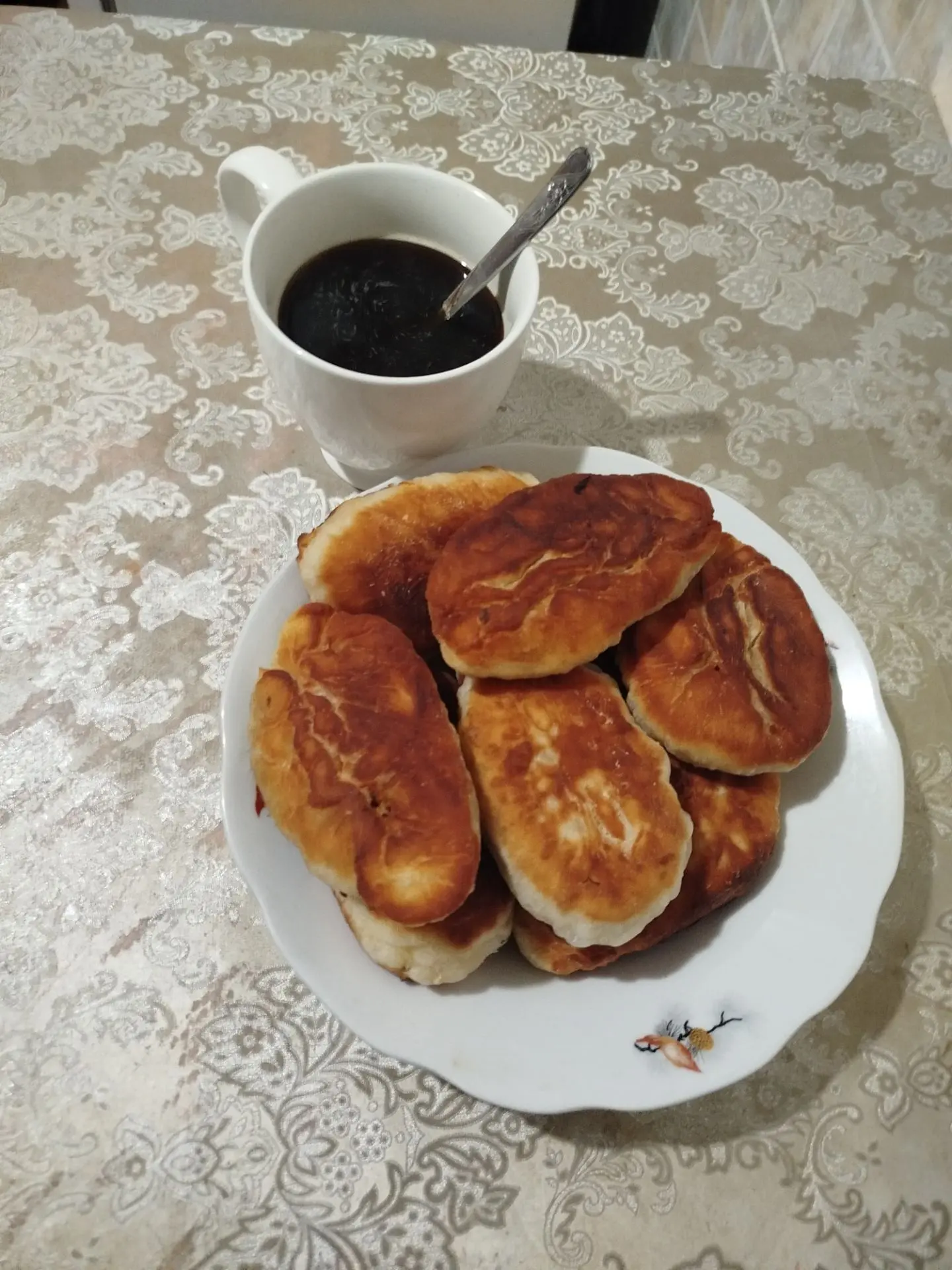 Мама напекла пирогов с капустой. Пьем чай.