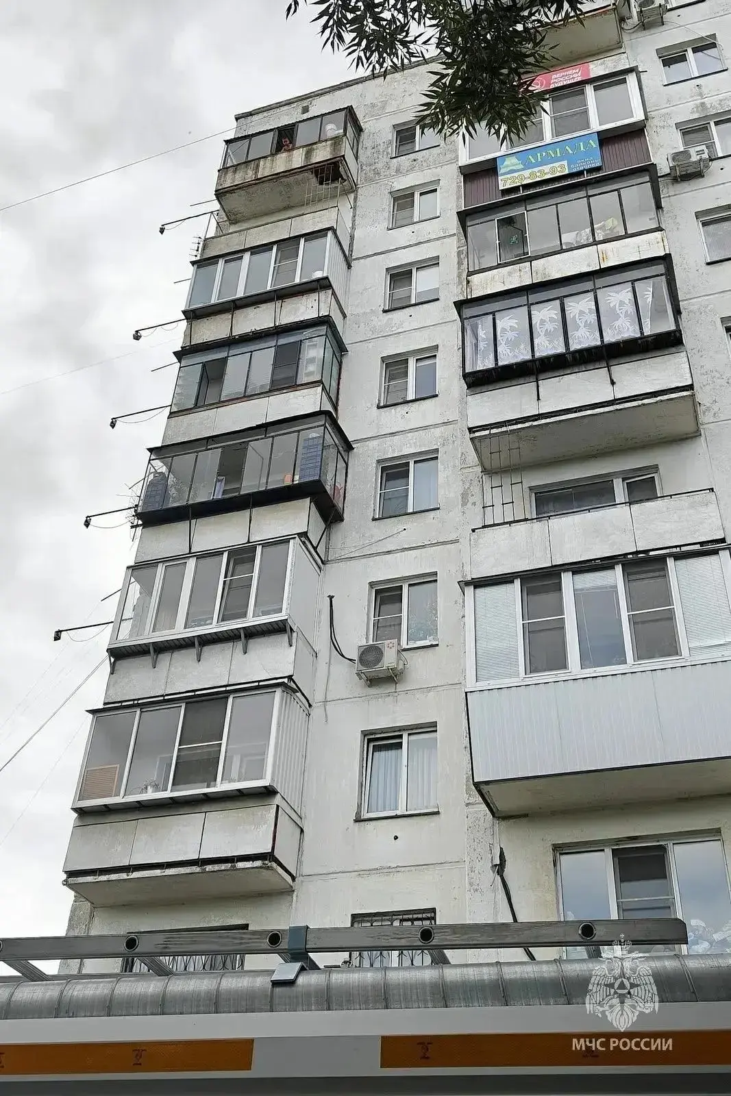 В Челябинске спасатели сняли с окна 9-го этажа пятилетнего ребенка❗️