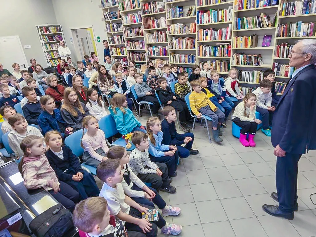 Космос ближе, чем кажется 🚀  👀 Представьте: вы сидите в библиотеке — и вдруг перед вами человек, кот