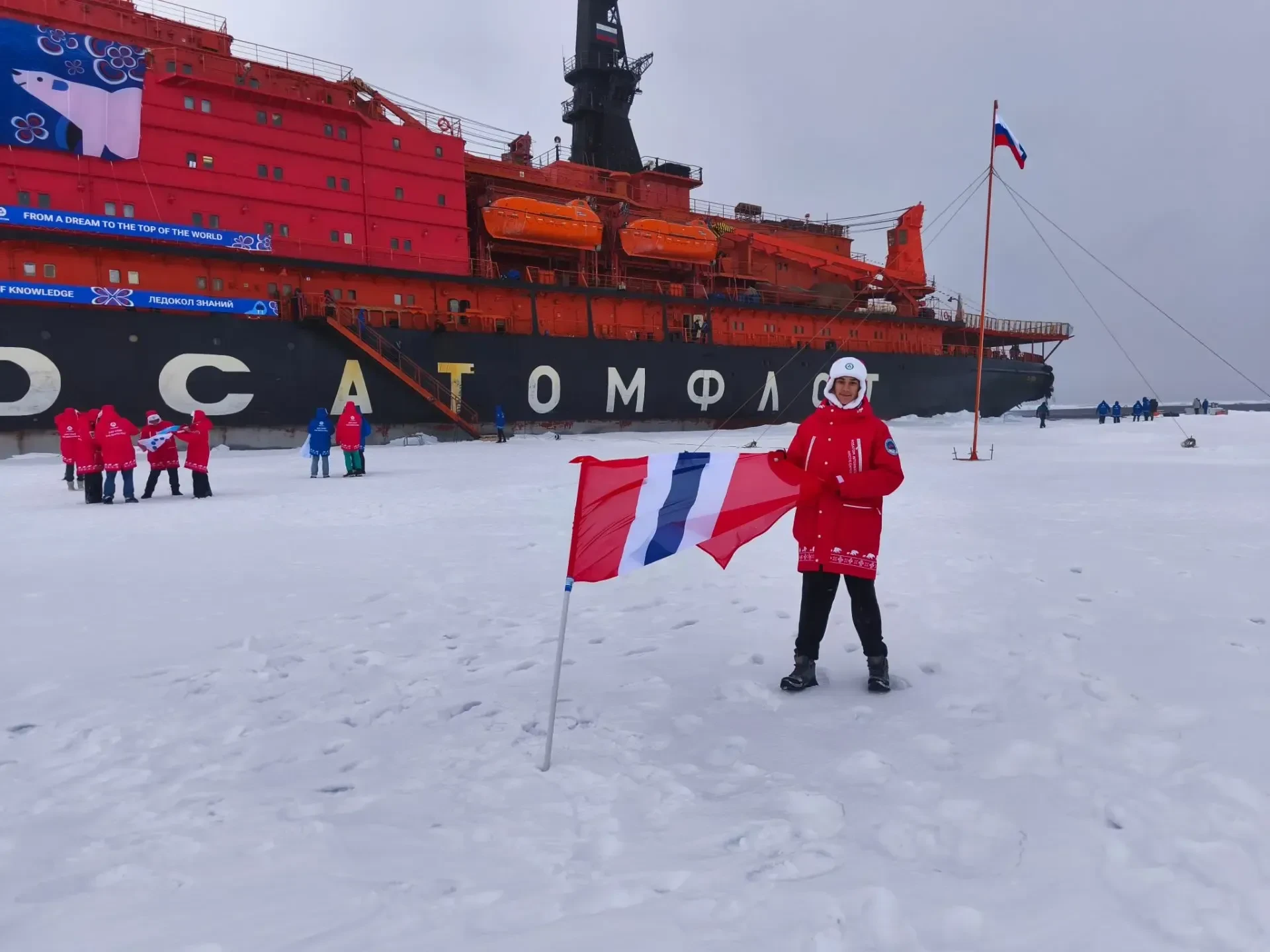 👏 Омский школьник поднял флаг нашего региона на Северном полюсе