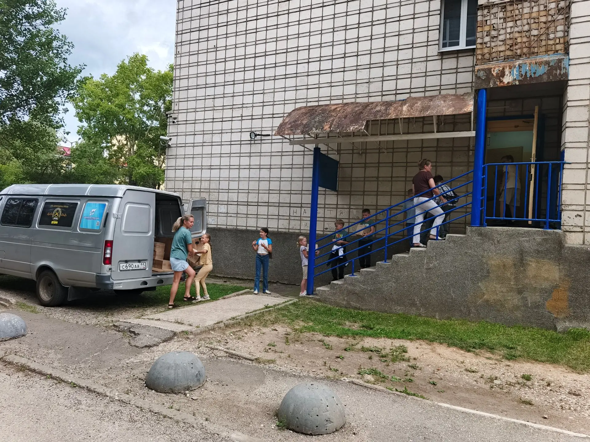 Сначала, дети, которые были в нашем Штабе на мастер-классе помогли нам разгрузить нашу ...