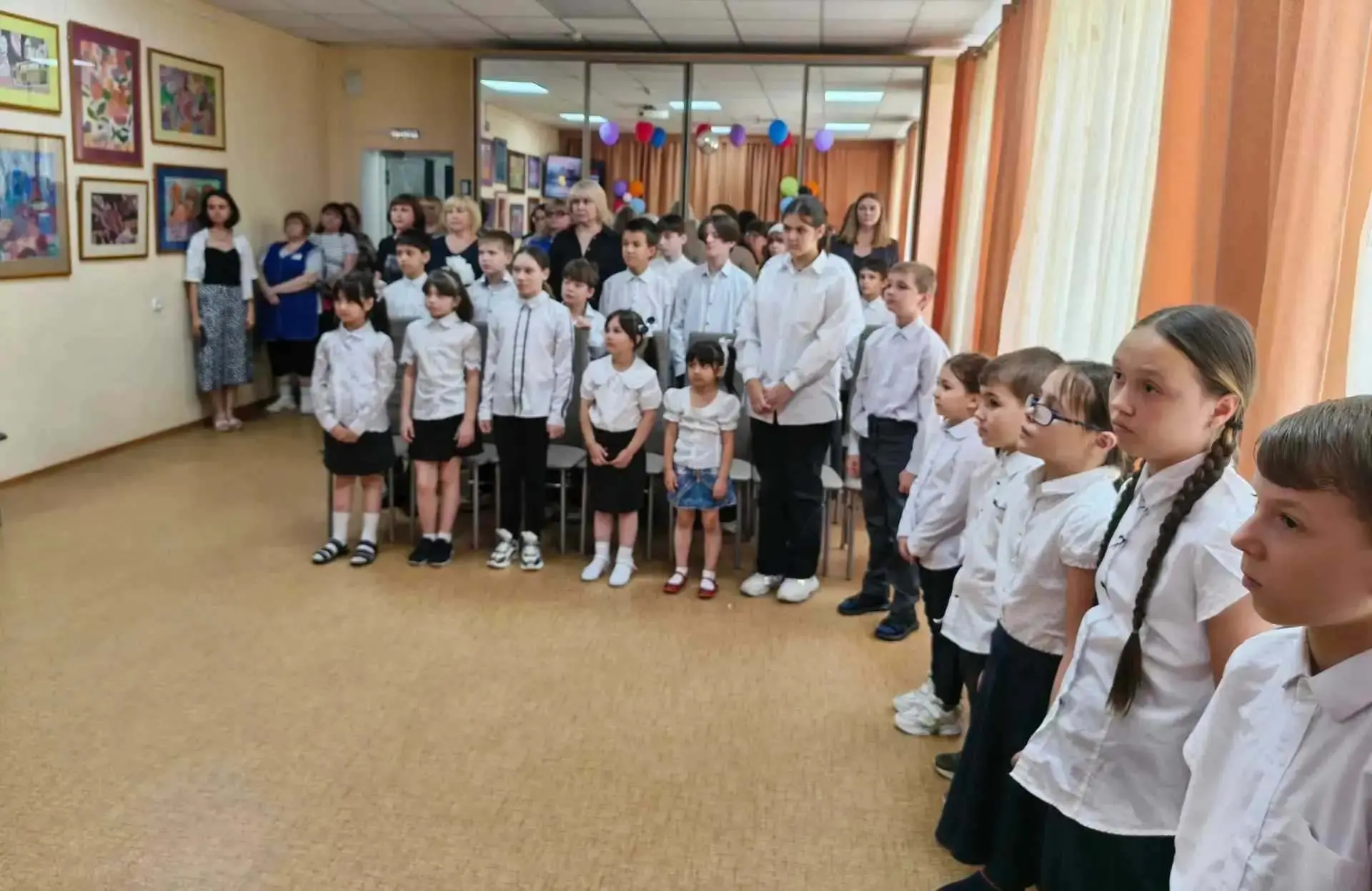 Минута молчания в центре «Возвращение».
 
22 июня, в День памяти и скорби, сотрудники и воспитанники