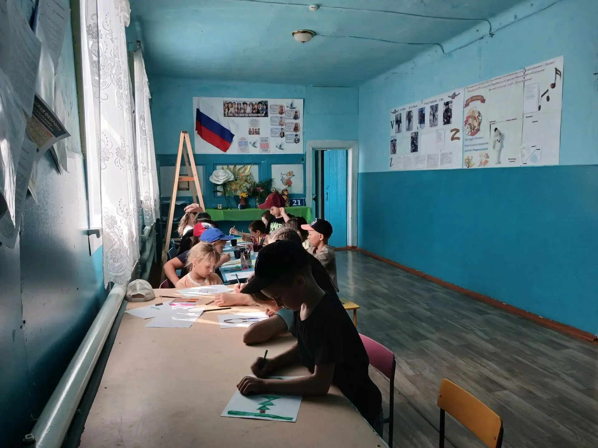 Лето- жаркая пора,
Светит солнышко с утра, 
Даже если дождь пойдёт-
Вокруг сияет всё, поёт. 
Сегодня