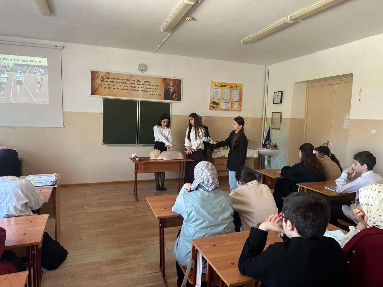 10.04.2026 году студенты - волонтеры филиала Дагестанского базового медицинского колледжа им. Р.П. А