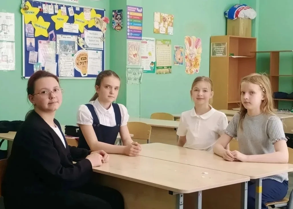 Сегодня в 4Б классе прошёл необычный урок — урок на сплочение «Мы — команда»! 🤝  Ребята выполняли за