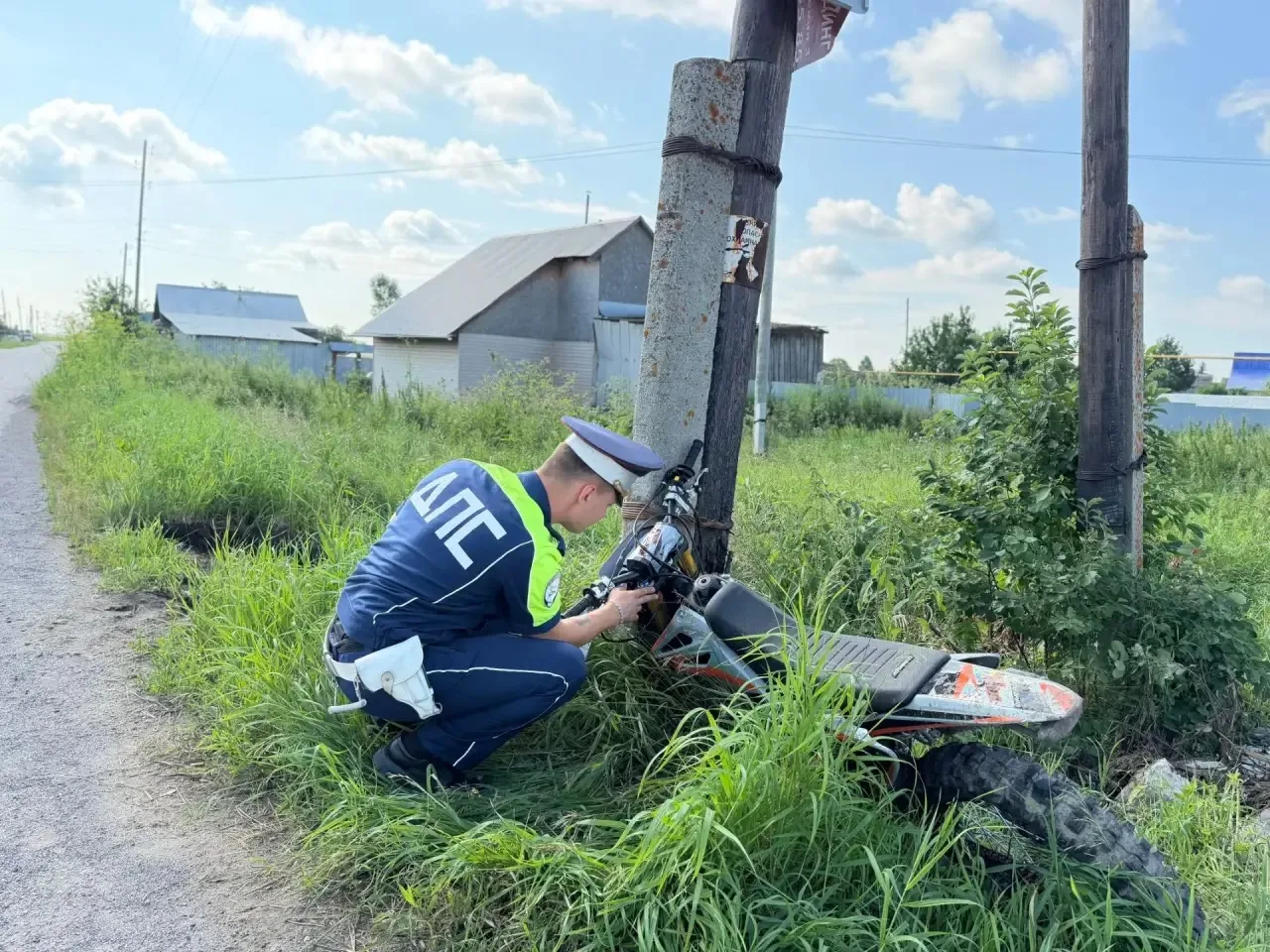 Пьяный водитель без прав врезался в опору ЛЭП в Сухоложском районе и попал в больницу