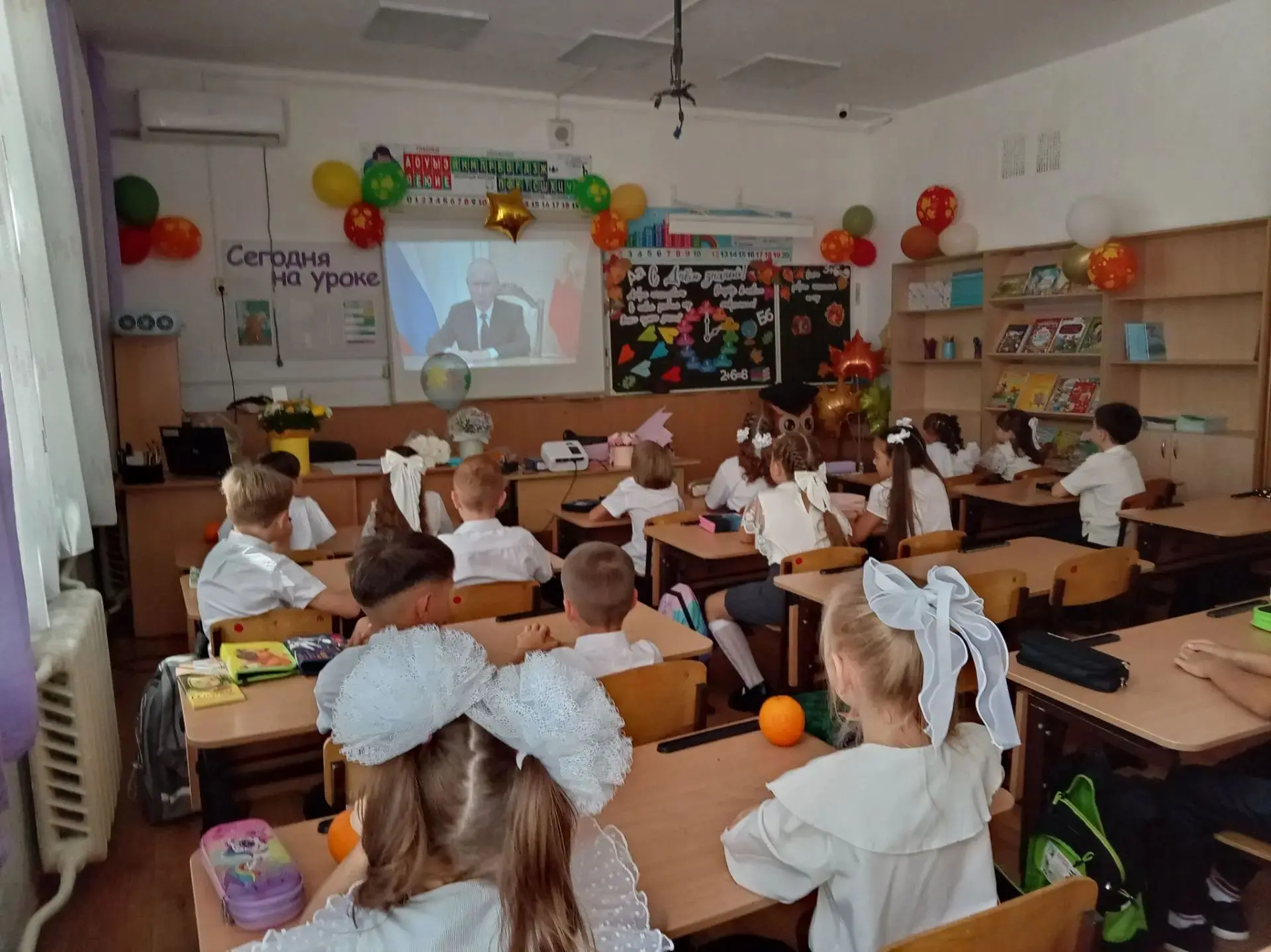 🔔 Новый учебный год — новые горизонты! Сегодня в нашей школе прошли первые «Разговоры ...