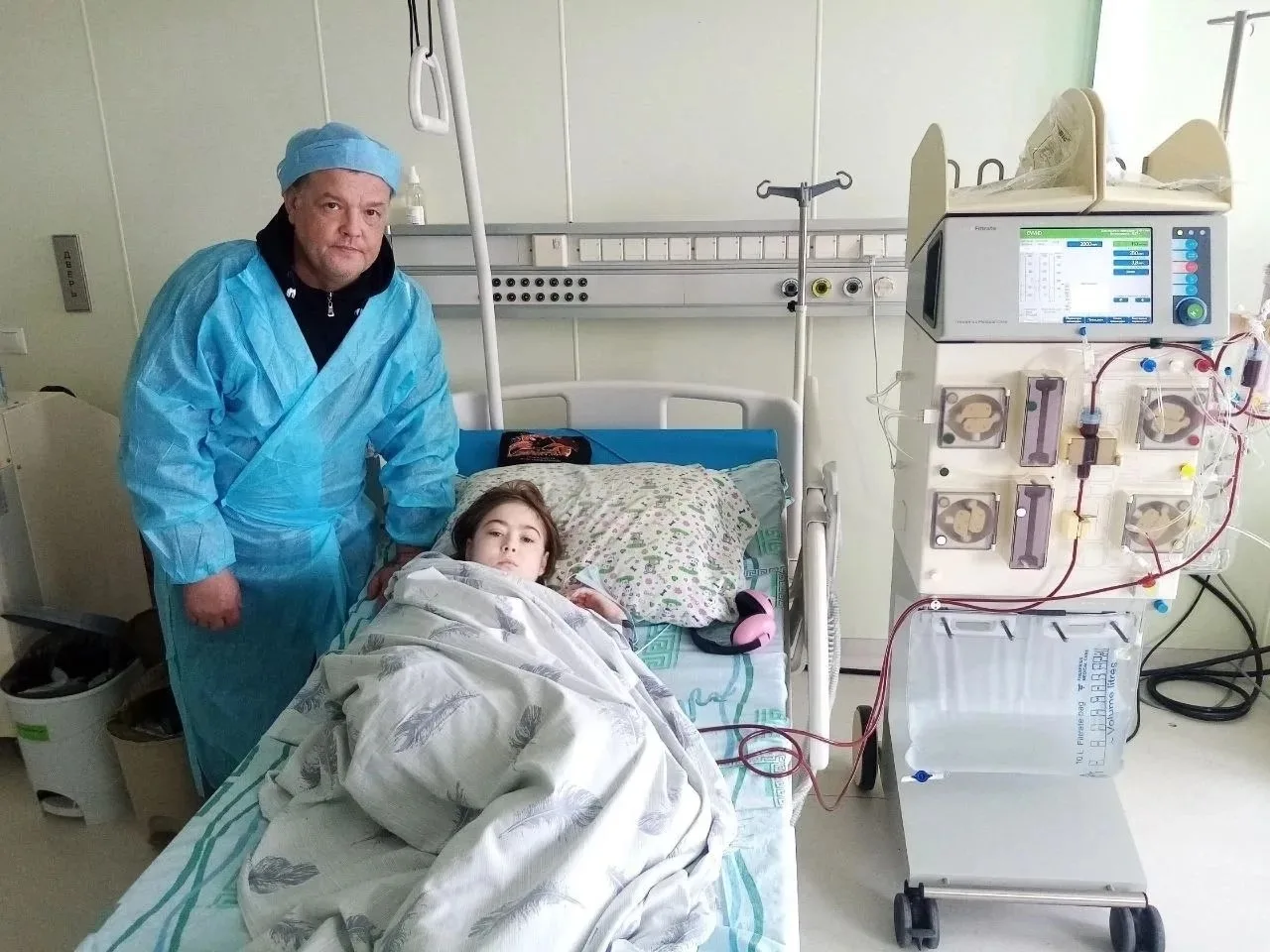 Евгений остался один с больной дочкой.