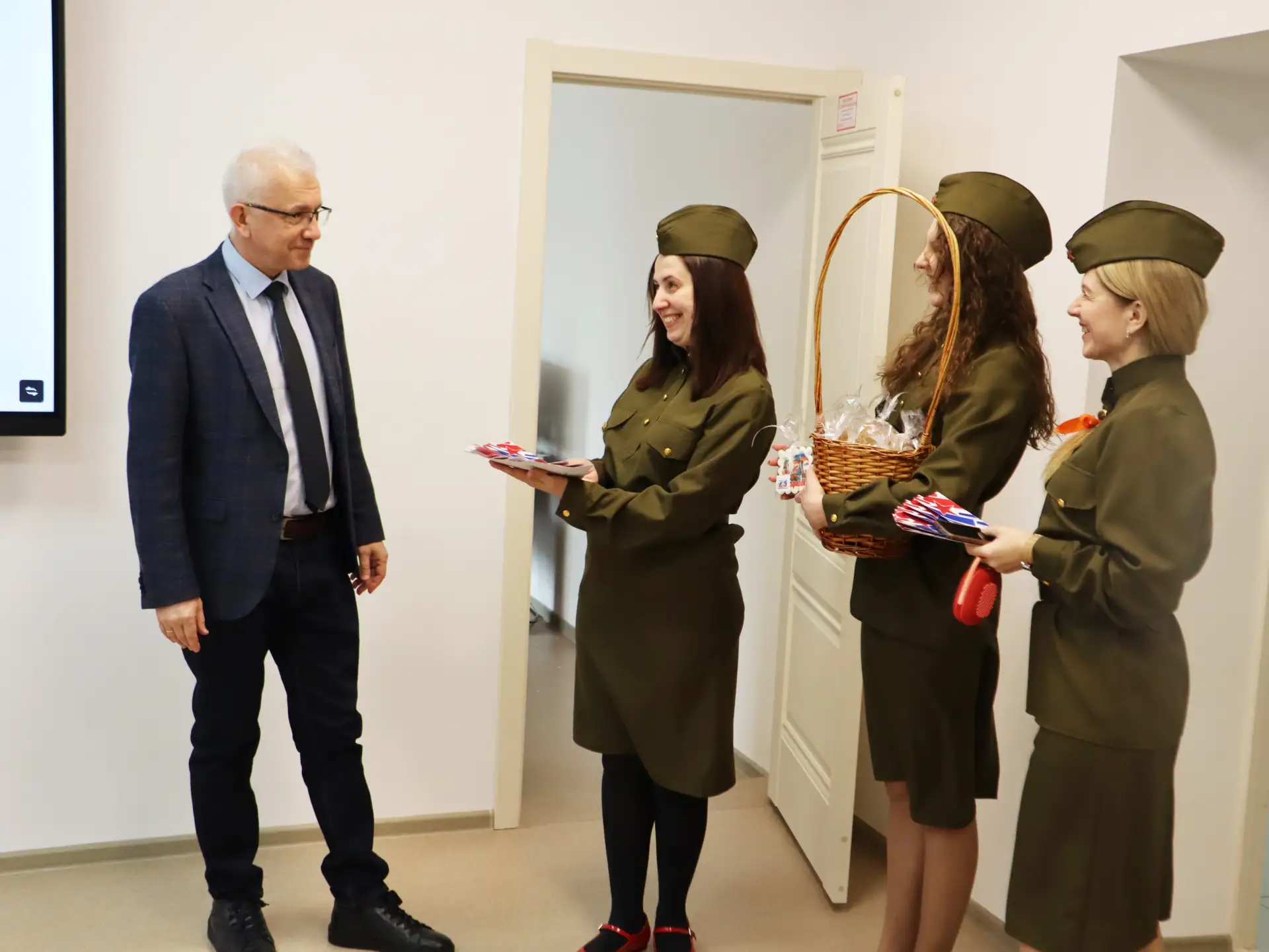 Предпраздничные дни в вузе выглядят именно так!  - с теплых слов и внимания..  Встречали мужскую час