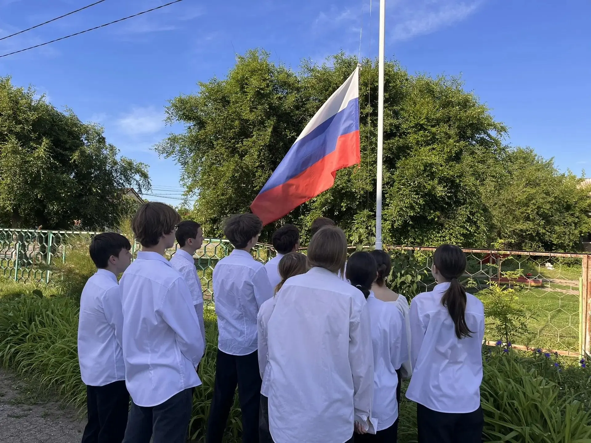 С гордостью за Родину! Выпускники приняли участие в торжественном поднятии флага России 🇷🇺
В предд