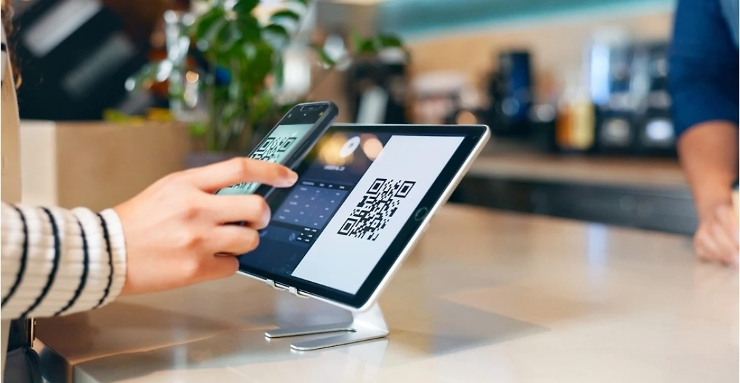 С 1 сентября россиян ждет очередное новшество: появится единый QR-код для оплаты товаров. 

Вместо н