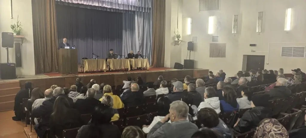 Сегодня прошла встреча с жителями Краснохолма. Заслушали отчёт главы посёлка Александра Глазатова о 