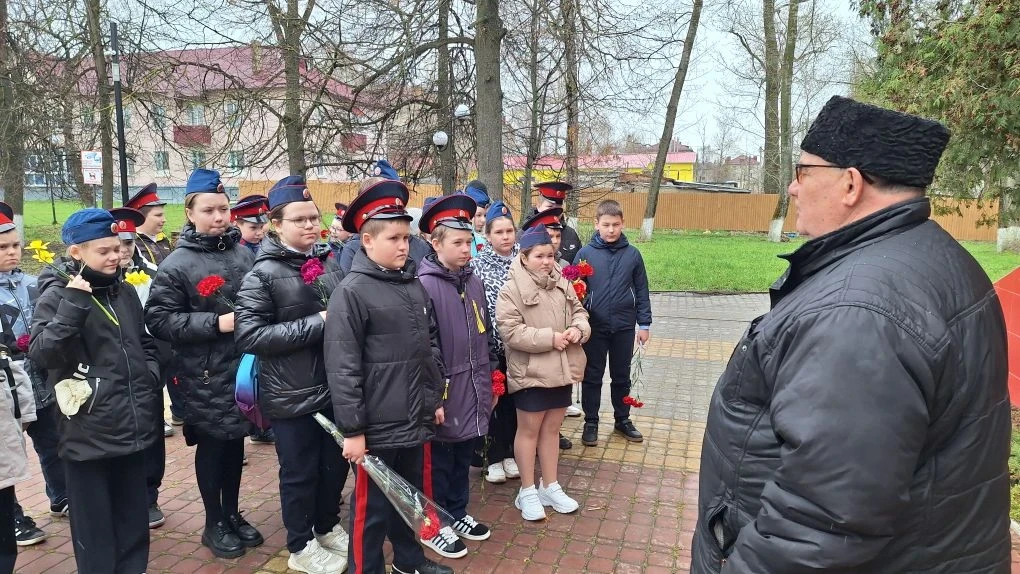 Казачата на страже памяти: лицеисты Шестого прикоснулись к истории    Пятница. На улице дождь, но и 