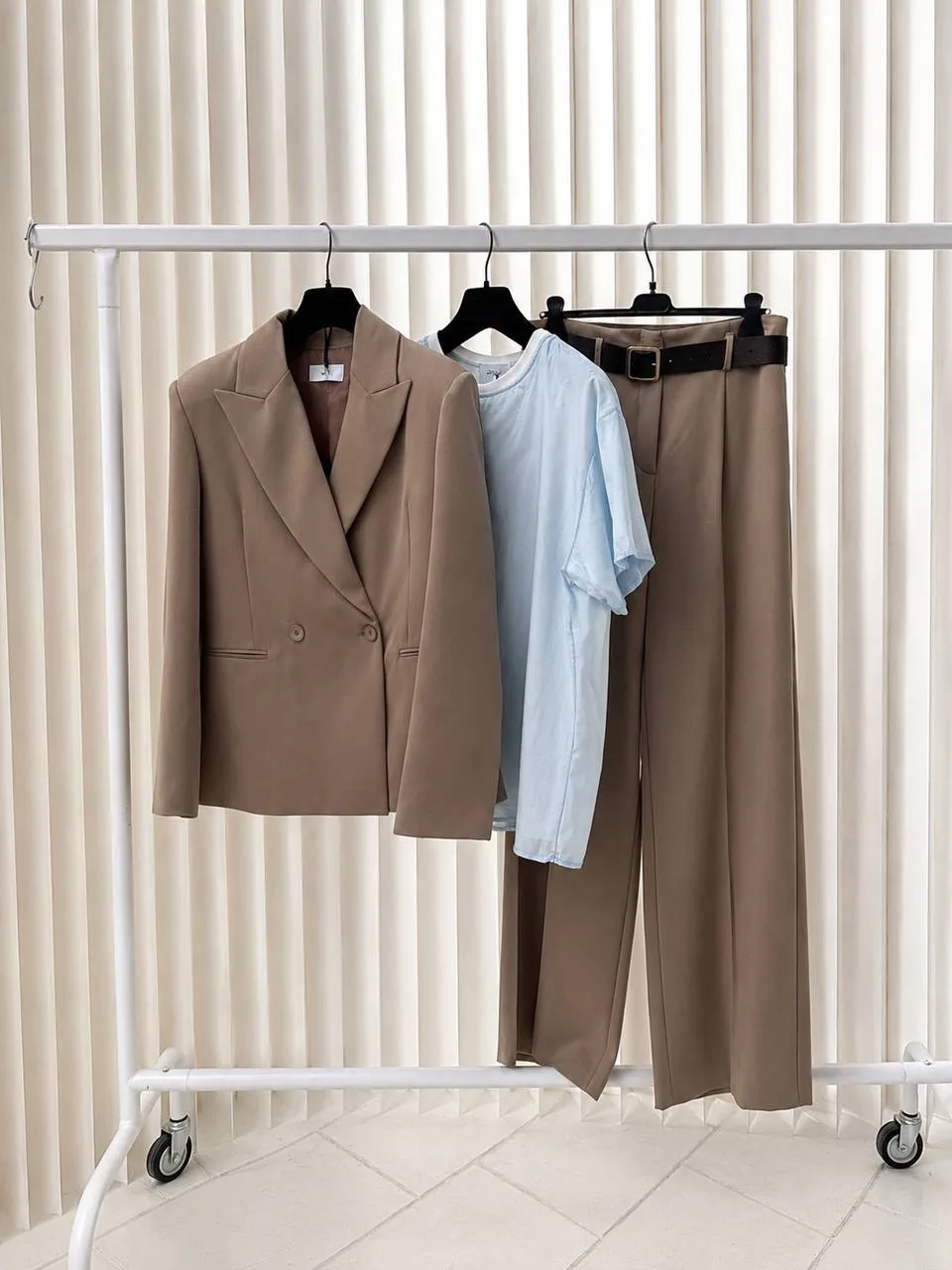 Безупречная база: идеальный брючный #комплекты/suit 199€
#Футболка/t shirt 49€

Для заказа писать ни