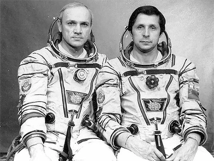 В 1985 году космонавты Джанибеков и Савиных реанимировали обесточенную орбитальную стан...