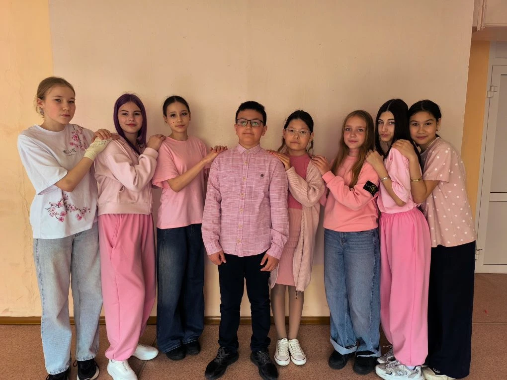 День разноцветного настроения — состоялся!🌈  Вчера наша школа стала по-настоящему яркой, необычной и
