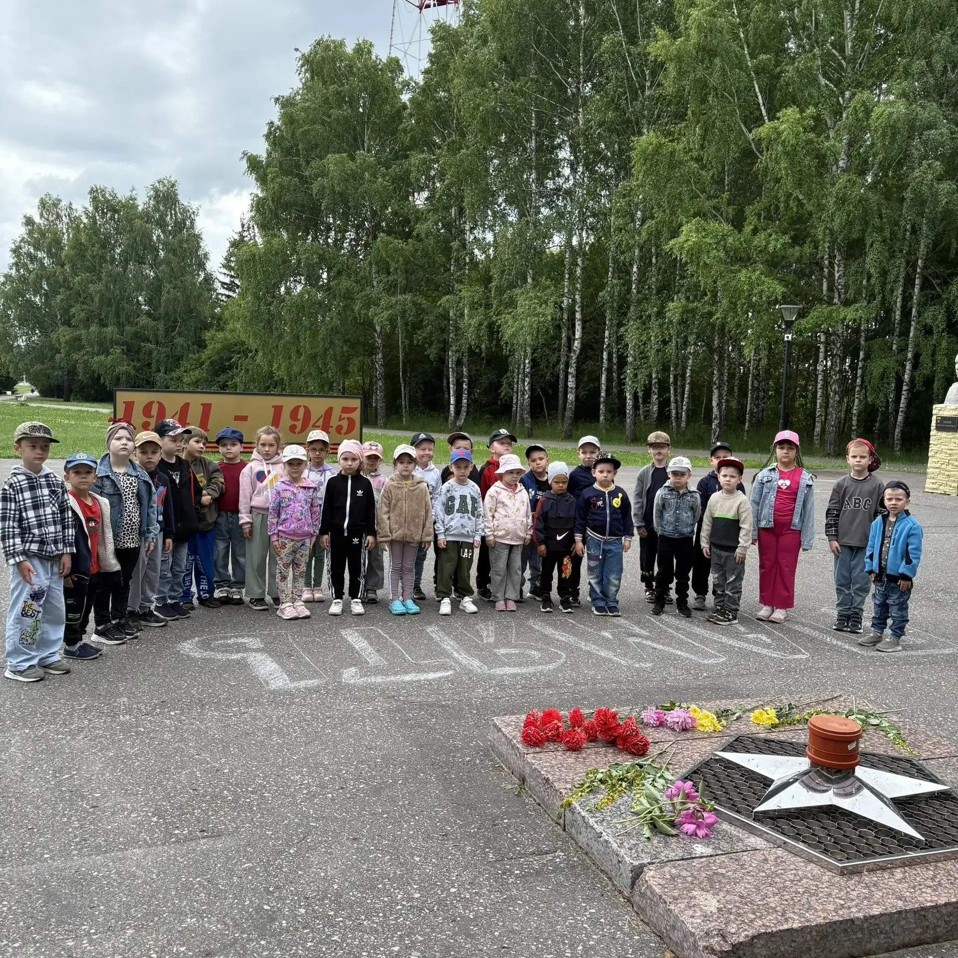 «Свеча Памяти»: воспитанники старших групп почтили подвиг героев
22 июня — День памяти и скорби. В э