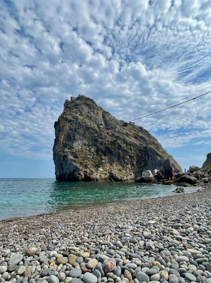 🌿 Скала Дива, легенда в камне, парящая над морем 
 
В тихом приморском посёлке Симеизе из воды подн