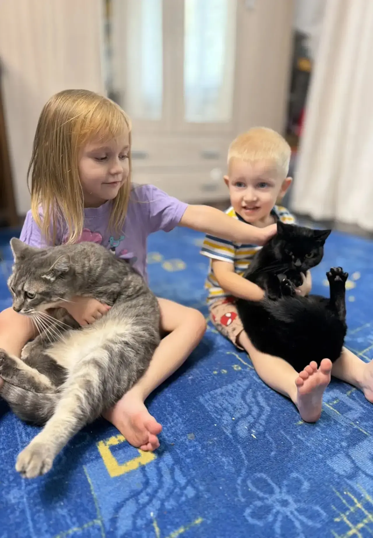 В день защиты животных родители разновозрастной группы 1 сфотографировали своих детей в...