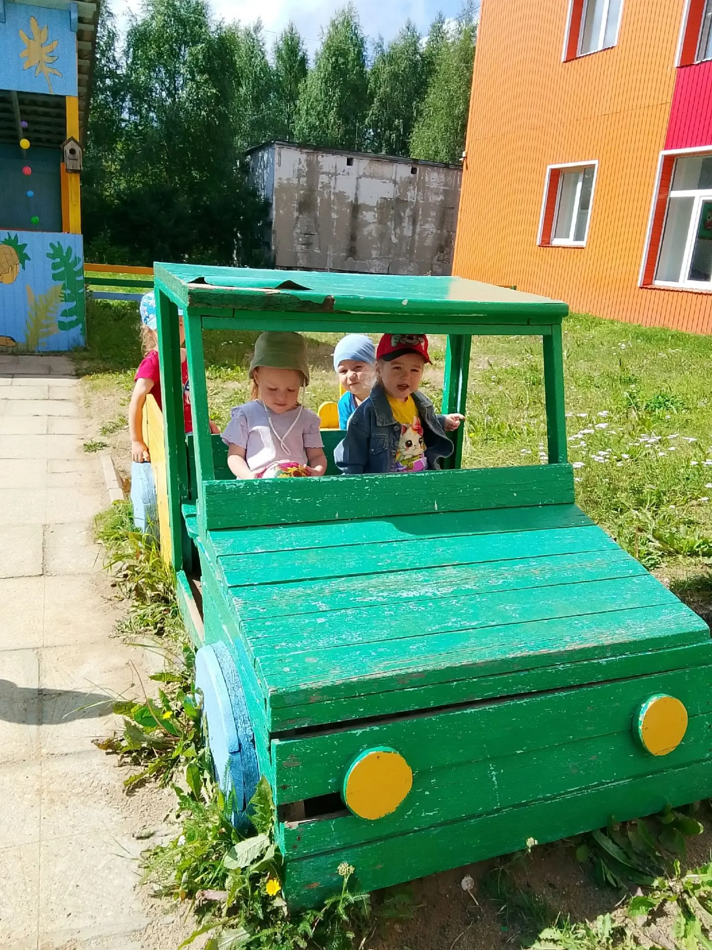 Малыши с радостью играли в игру "Машина гудит" и сюжетную игру  "Поездка в лес за ягодками", они воз