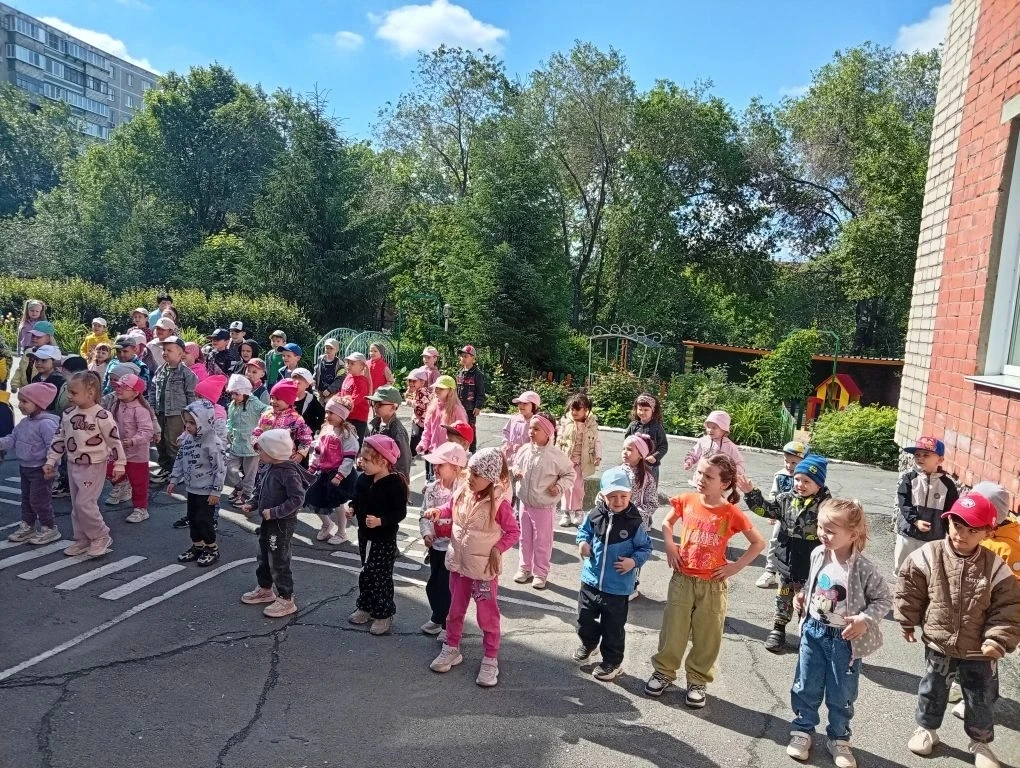 👦👧1 июня в День защиты детей ребята всего детского сада вышли на веселую квест- прогу...