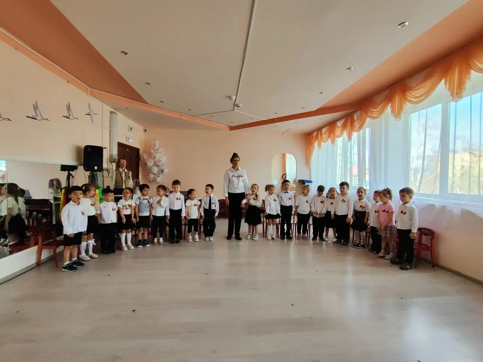 Празднуем День Победы.🕊️Сегодня в средней группе"Улыбка"прошел торжественный музыкальн...