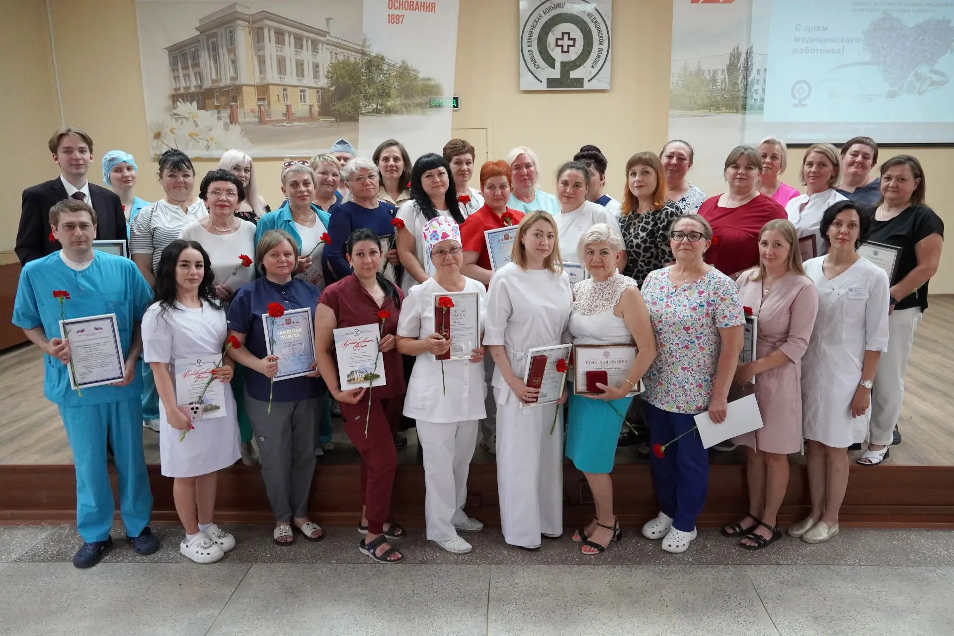 Сегодня в Барнауле чествовали героев медицины
⁣
🎉В преддверии Дня медицинского работника в Краевой 